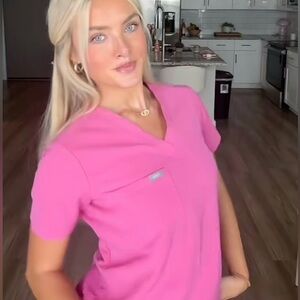 Figs Catarina Scrub TOP ★ in F*ing Pink